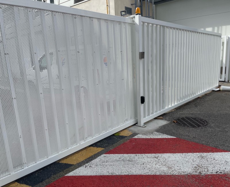 Portail industriel en acier thermolaqué blanc à Marignane